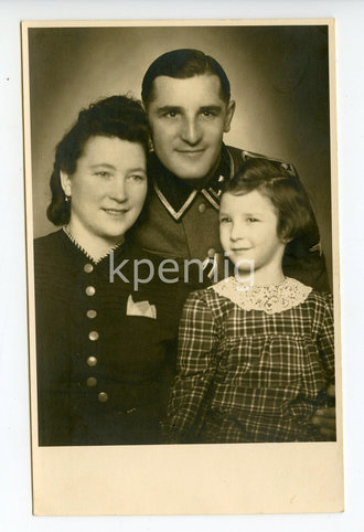 Studioaufnahme eines Abgehörigen der Waffen SS mit Familie  im Postkartenformat