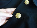 Kriegsmarine, Mantel für Offiziere mit Etikett der Offizierkleiderkasse der Kriegsmarine in Kiel datiert 1939, Armlänge 61 cm, Schulterbreite 42 cm