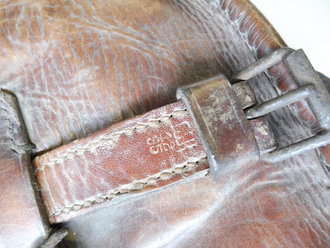 1. Weltkrieg, Paar Packtaschen alter Art. Leder weich , mit den dazugehörigen Riemen, diese gestempelt 1895