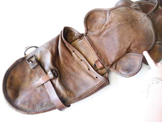 1. Weltkrieg, Paar Packtaschen alter Art. Leder weich , mit den dazugehörigen Riemen, diese gestempelt 1895