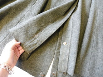 1. Weltkrieg, feldgrauer Mantel M15, Kammerstück in gutem Zustand, Schulterbreite 45 cm, Armlänge 66 cm