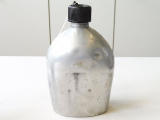 Österreich Nachkrieg, Feldflasche  M57. Flasche und Trinkbecher U.S. 1944/45. Gebrauchtes,  farbfrisches Stück, Grösse Medium