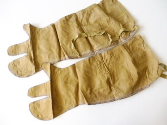 Leichter Gasschutzanzug der Wehrmacht. Zusammengehöriger Satz aus ungewöhnlichem, gelben Material. Die Gummierung z.T. minimal verklebt. Selten