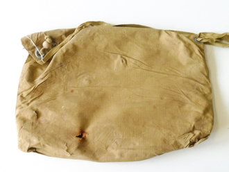 Leichter Gasschutzanzug der Wehrmacht. Zusammengehöriger Satz aus ungewöhnlichem, gelben Material. Die Gummierung z.T. minimal verklebt. Selten