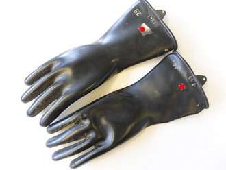 Paar Handschuhe zum schweren Gasschutzanzug der Wehrmacht datiert 1944