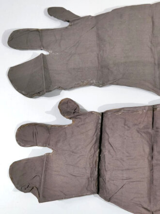Paar ungebrauchte Handschuhe zum leichten Gasschutzanzug