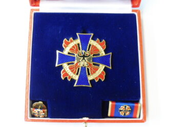 Bundesrepublik Deutschland, Deutsches Feuerwehr Ehrenkreuz in Gold ( ab1974) Im Etui mit Miniatur und Bandspange. NUR FÜR SAMMLERZWECKE