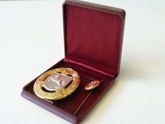 Niedersachsen, Ehrenzeichen für Verdienste im Feuerlöschwesen in Silber / Gold ( seit 1954), Mit Miniatur im Etui. NUR FÜR SAMMLERZWECKE