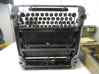 Dienstschreibmaschine Olympia Robust im Transportkasten. Originallack, die Runentaste vorhanden, augenscheinlich einwandfreie Funktion