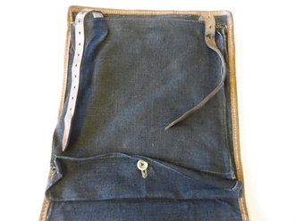 Sanitätstornister Wehrmacht in blauem Leinen. Leicht getragenes Stück in gutem Zustand, die Trageriemen datiert 42