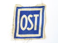 Gedrucktes Abzeichen " OST" für Ostarbeiter, wird vorne auf der Arbeitskleidung getragen