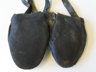 Paar Galoschen Fallschirmjäger, wurden beim Sprung über dem Stiefel getragen. Grob gereinigtes Paar im Fundzustand. Das Gummi relativ weich
