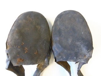 Paar Galoschen Fallschirmjäger, wurden beim Sprung über dem Stiefel getragen. Grob gereinigtes Paar im Fundzustand. Das Gummi relativ weich