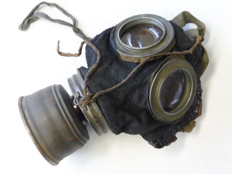 1. Weltkrieg, Gasmaske in Bereitschaftsbüchse. Das Leder der Maske weich, die Dose im Originallack.  Vizefeldwebel Goebel vom 4. R. 107
