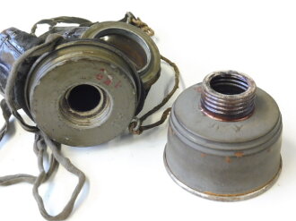1. Weltkrieg, Gasmaske in Bereitschaftsbüchse. Das Leder der Maske weich, die Dose im Originallack.  Vizefeldwebel Goebel vom 4. R. 107