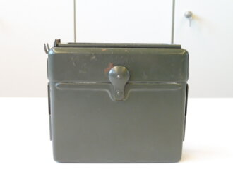 Transportkasten für die Prüfröhrchen zum Kohlenoxydanzeiger Wehrmacht, Hersteller Dräger Werke . Originallack