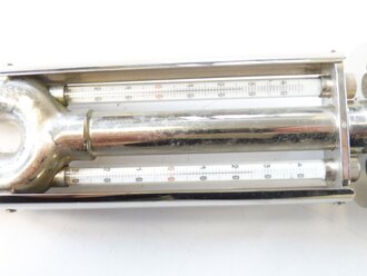 Psychrometer Wehrmacht im Transportkasten. ( Zur ermittlung der wahren Lufttemperatur und Luftfeuchte )  Hersteller Fuess Berlin. Optisch einwandfrei, Funktion nicht geprüft. Kasten Originallack