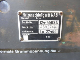 Netzanschlussgerät NA6 Ln 27466,  für den Betrieb der Empfänger KW.E.a und LW.E.a.. Originallack, Funktion nicht geprüft, die beiden sichtbaren Röhren sind defekt