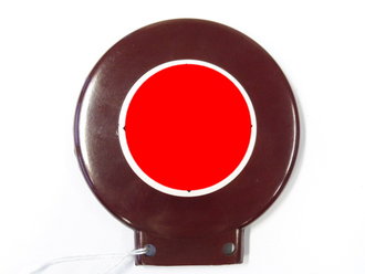Fahrrademblem schwarzlackiertes Hakenkreuz auf weiß in rotbraunem Preßstoffrahmen. Ungebrauchtes Stück, bei einem der HK ca. 10% Farbverlust. Höhe insgesamt 80mm