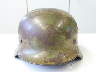 Heer, Stahlhelm M35 Hersteller Quist, Glockengrösse 68. Originale Tarnlackierung, stärker getragenes Stück