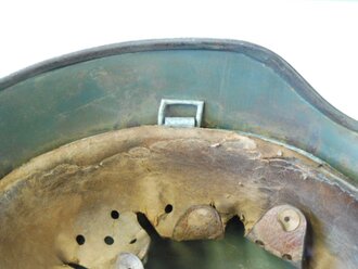 Heer, Stahlhelm M35 Hersteller Quist, Glockengrösse 68. Originale Tarnlackierung, stärker getragenes Stück