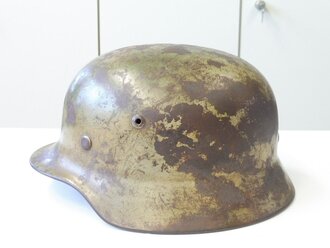 Heer, Stahlhelm M35 Hersteller Quist, Glockengrösse 68. Originale Tarnlackierung, stärker getragenes Stück