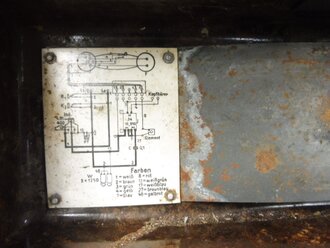Feldfernsprecher 33, innen z.T. sandfarbener Originallack, Funktion nicht geprüft, ungereingtes Stück