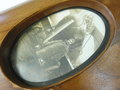 1. Weltkrieg, Bilderrahmen aus Propellerholz, Erinnerungsstück eines Angehörigen der Fliegertruppe. Höhe 42cm. Das Foto ist original im Rahmen.