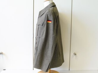 Bundeswehr Jacke zum Kampfanzug datiert 1960. Neuwertiges Stück, Schulterbreite 53 cm, Armlänge 58 cm