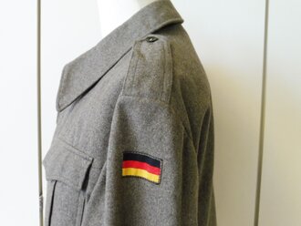 Bundeswehr Jacke zum Kampfanzug datiert 1960. Neuwertiges Stück, Schulterbreite 53 cm, Armlänge 58 cm