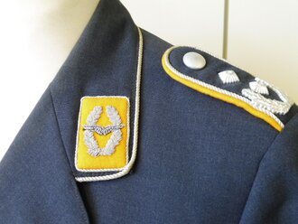 Bundeswehr, Dienstjacke Luftwaffe mit z.T. handgestickten Effekten und Tätigkeitsabzeichen, Schulterbreite 47 cm, Armlänge 65 cm