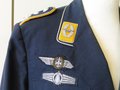 Bundeswehr, Dienstjacke Luftwaffe mit z.T. handgestickten Effekten und Tätigkeitsabzeichen, Schulterbreite 47 cm, Armlänge 65 cm