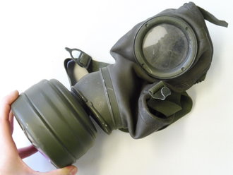 Bundeswehr Gasmaske M54 mit Filtereinsatz 55 in Transportbüchse mit Trageriemen