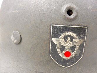 Stahlhelm M40 Polizei mit beiden Abzeichen. Zusammengehöriges Stück, in allen Teilen Original