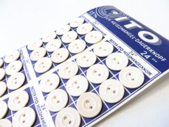 1 Pappe mit 72 Preßpappeknöpfen 15 mm  aus der originalen Umverpackung