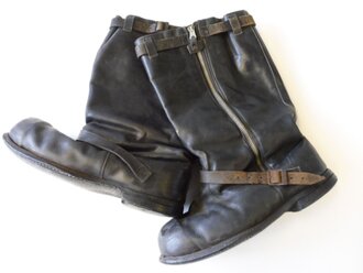 Luftwaffe, Paar Stiefel für fliegendes Personal. Seltene, frühe Ausführung zum tragen über dem "normalen" Stiefel. Getragenes Paar , ein Reissverschluss defekt, sonst in gutem Zustand,  datiert 1937