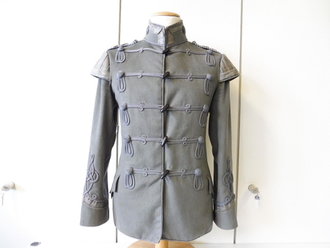 Feldgraue Husaren Attila eines Militärmusikers des 3. sächsischen Husaren Regiments Nr. 20 . Eigentumstück in leicht getragenem Zustand, alle Effekten original vernäht.