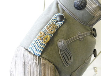 Feldgraue Husaren Attila eines Militärmusikers des 3. sächsischen Husaren Regiments Nr. 20 . Eigentumstück in leicht getragenem Zustand, alle Effekten original vernäht.