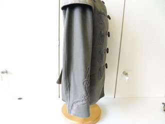 Feldgraue Husaren Attila eines Militärmusikers des 3. sächsischen Husaren Regiments Nr. 20 . Eigentumstück in leicht getragenem Zustand, alle Effekten original vernäht.