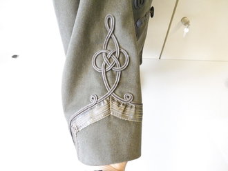 Feldgraue Husaren Attila eines Militärmusikers des 3. sächsischen Husaren Regiments Nr. 20 . Eigentumstück in leicht getragenem Zustand, alle Effekten original vernäht.