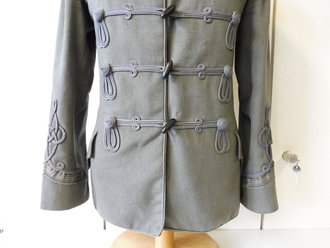 Feldgraue Husaren Attila eines Militärmusikers des 3. sächsischen Husaren Regiments Nr. 20 . Eigentumstück in leicht getragenem Zustand, alle Effekten original vernäht.