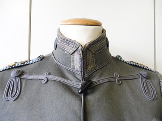 Feldgraue Husaren Attila eines Militärmusikers des 3. sächsischen Husaren Regiments Nr. 20 . Eigentumstück in leicht getragenem Zustand, alle Effekten original vernäht.