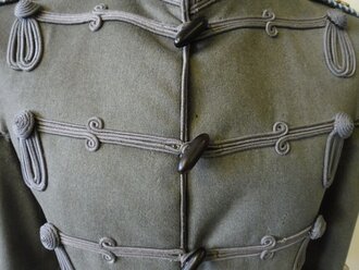 Feldgraue Husaren Attila eines Militärmusikers des 3. sächsischen Husaren Regiments Nr. 20 . Eigentumstück in leicht getragenem Zustand, alle Effekten original vernäht.