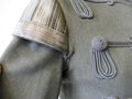 Feldgraue Husaren Attila eines Militärmusikers des 3. sächsischen Husaren Regiments Nr. 20 . Eigentumstück in leicht getragenem Zustand, alle Effekten original vernäht.