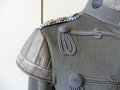 Feldgraue Husaren Attila eines Militärmusikers des 3. sächsischen Husaren Regiments Nr. 20 . Eigentumstück in leicht getragenem Zustand, alle Effekten original vernäht.