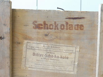 Transportkasten für 150 Dosen Scho-ka-kola von 1941. Holzwurmbefall, sonst gut. Ja- der Brandstempel HK an der Seite ist Original