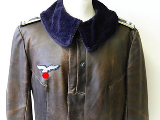 Luftwaffe, Lederjacke für fliegendes Personal. Stärker getragenes Stück , die Heizanschlüsse entfernt, die Effekten Original aber neuzeitlich ergänzt.