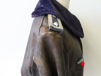 Luftwaffe, Lederjacke für fliegendes Personal. Stärker getragenes Stück , die Heizanschlüsse entfernt, die Effekten Original aber neuzeitlich ergänzt.