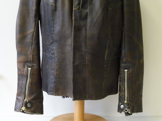 Luftwaffe, Lederjacke für fliegendes Personal. Stärker getragenes Stück , die Heizanschlüsse entfernt, die Effekten Original aber neuzeitlich ergänzt.