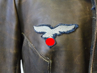 Luftwaffe, Lederjacke für fliegendes Personal. Stärker getragenes Stück , die Heizanschlüsse entfernt, die Effekten Original aber neuzeitlich ergänzt.